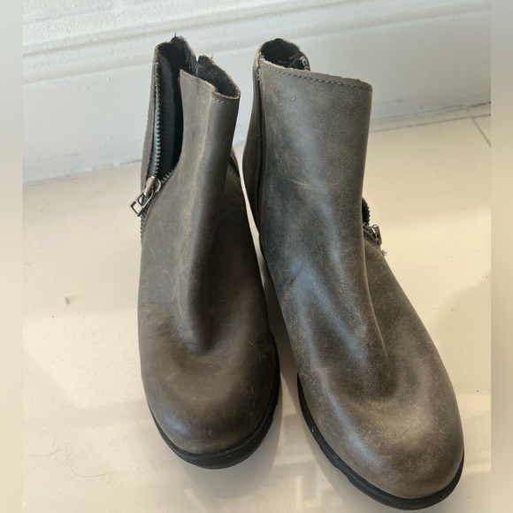 Waterproof wedge Sorel booties!!! - Picture 2 of 3